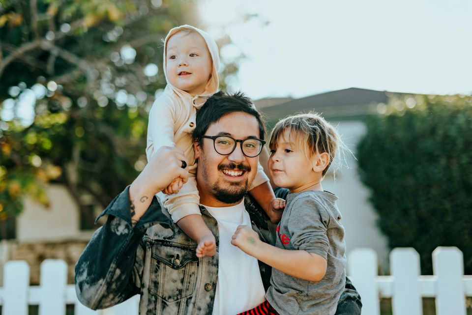 Padre compartiendo un momento en familia con sus hijos